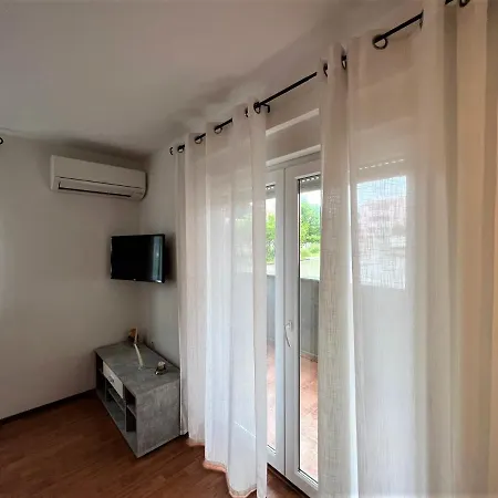 Sandal Apartment *
